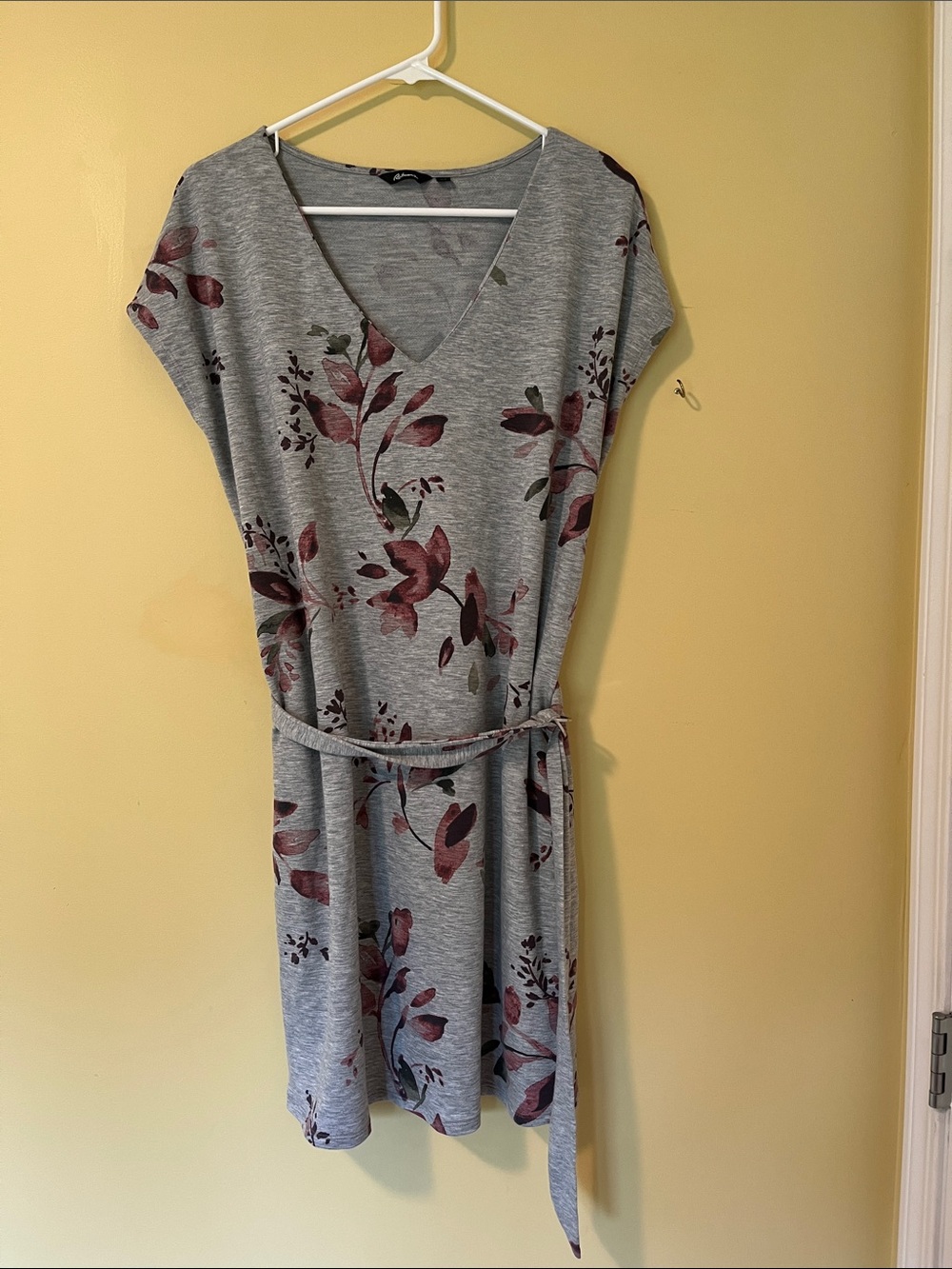 Reitmans Grey Floral V-Neck Midi Dress. Tie Belt. Cap sleeves. Pockets Large